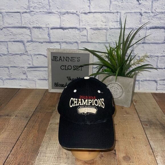 2003 champions San Antonio Spurs Hat.
One size adjustable strap back - Picture 2 of 9